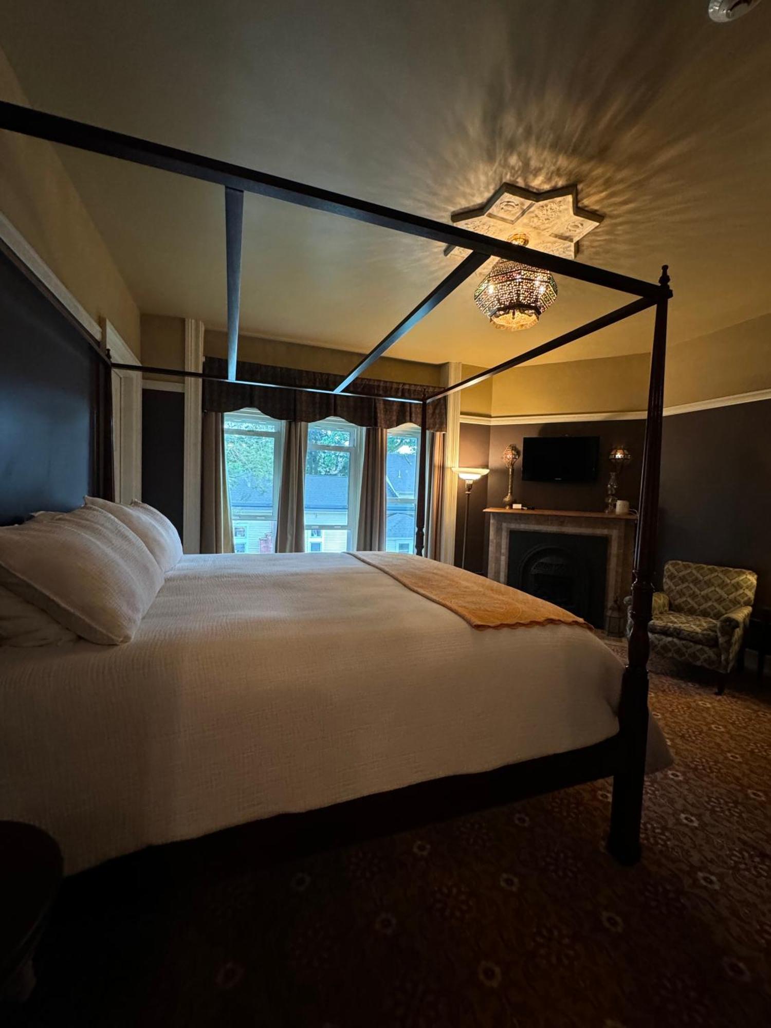 The Edwards Waterhouse Inn Fredonia 外观 照片